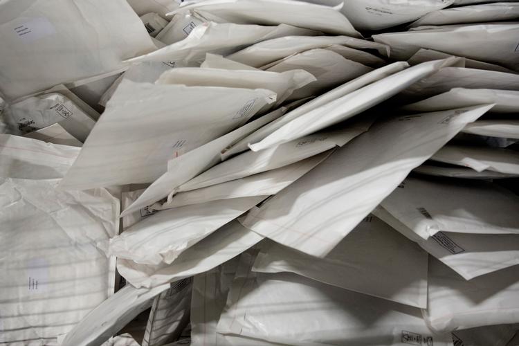 Antallet af sendte breve er faldet drastisk i Danmark, hvilket går ud over økonomien i postvæsenet. Siden 2000 er mængden af breve faldet med omkring 90 procent, hvilket blev hjulpet godt på vej af den danske stats »digitaliseringsagenda«, som det hedder i den seneste regnskabsmeddelelse fra PostNord.  