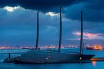 'Sailing Yacht A' hedder verdens største yacht. Den er nu blevet centrum for en strid om om ubetalte gebyrer. Det betyder at ejeren, den rusisske mulitmilliardær Andrey Melnichenko, muligvis skal punge ud med 114 mio. kr., hvis han vil beholde sin superyacht. 