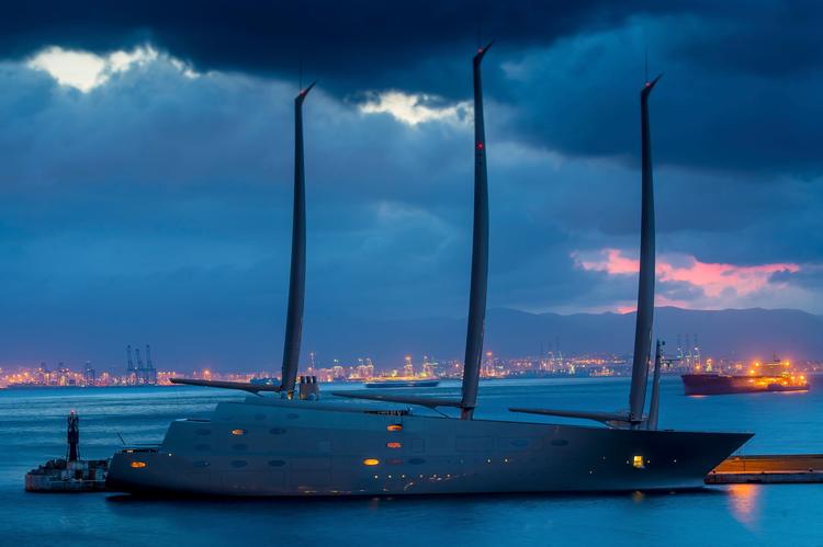 'Sailing Yacht A' hedder verdens største yacht. Den er nu blevet centrum for en strid om om ubetalte gebyrer. Det betyder at ejeren, den rusisske mulitmilliardær Andrey Melnichenko, muligvis skal punge ud med 114 mio. kr., hvis han vil beholde sin superyacht. 