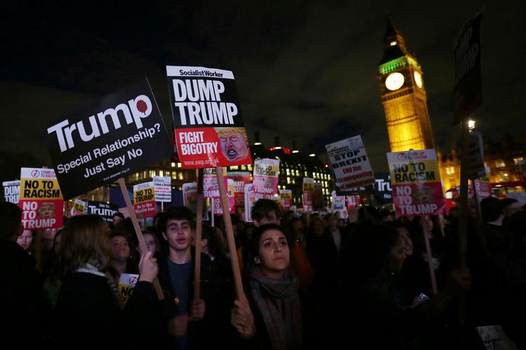 Demonstranter i London protesterer, mens de lytter til debatten i det engelske parlament om Donald Trumps kommende statsbesøg.
 