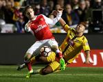 Arsenals Nacho Monreal (tv.) tackles af Suttons Nicky Bailey, der dog ser ud til at slå sig mest i situationen fra mandag aftens FA Cup-opgør. 