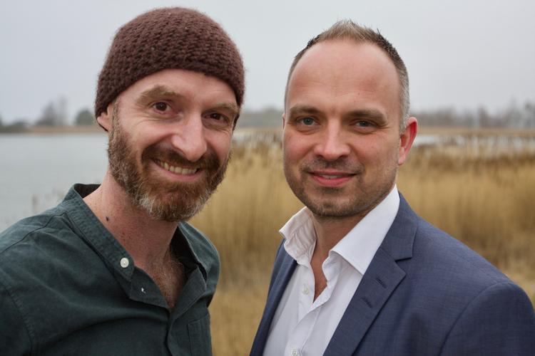 Bag filmen står blandt andet instruktør Kasper Torsting (t.v) og producent Ronnie Fridthjof (t.h). 