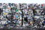Produktionen af plastik er tyvedoblet siden 1964, og i 2014 blev der produceret 311 mio. tons plastik, som kun genanvendes i begrænset omfang, skriver Mads Jakobsen og Ole Bondo Christensen.  