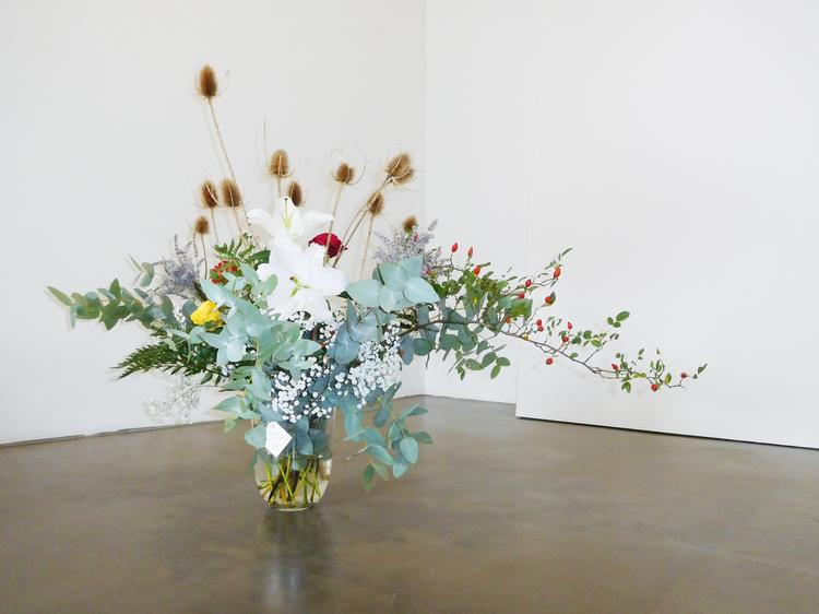 Når Galerie udstiller med 'Group Show' får de altid en lokal blomsterkunstner til at komponere en buket. Her er det buketten fra udstillingen i Mexico City, komponeret af Olympia Allium. Foto: Galerie/PR 
