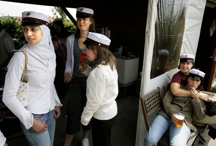 Tidligere studenter fejrer afgangen fra Langkaer Gymnasium ved Aarhus, hvor alle former for religiøs aktivitet er forbudt i løbet af skoledagen. 