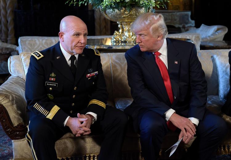 Præsident Donald Trump lytter til  Herbert Raymond McMaster, der blev præsenteret som ny sikkerhedsrådgiver i Trump's palæ Mar-a-Lago i Florida. (AP Photo/Susan Walsh) 