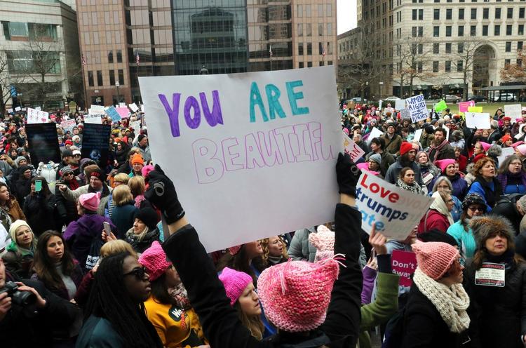 For en måned siden demonstrerede mennesker verden over til 'Women's March' mod den krænkende retorik i sidste års amerikanske valgkamp. I dag fastslår Amnesty i deres internationale rapport, at en hadefuld retorik flere steder i verden risikerer at tilbagerulle menneskrettigheder. 