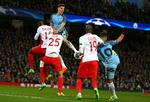 For et par uger siden var Sergio Agüero skubbet ud på Manchester Citys reservebænk, men nu er han i den grad tilbage og scorede to gange mål Monaco - her til 3-3 efter et hjørnespark. 