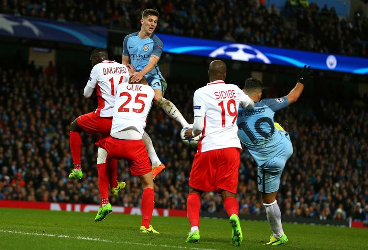 For et par uger siden var Sergio Agüero skubbet ud på Manchester Citys reservebænk, men nu er han i den grad tilbage og scorede to gange mål Monaco - her til 3-3 efter et hjørnespark. 