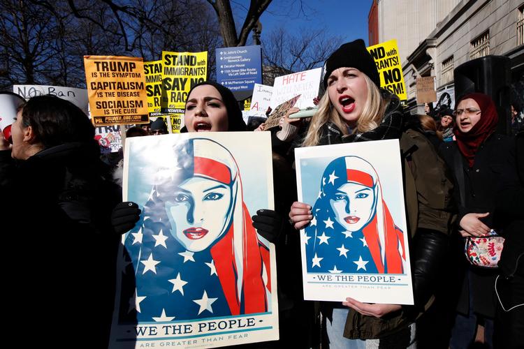 I forrige uge var Martha Obermiller (t.h.) fra Denver sammen med mange andre på gaden i protest mod Donald Trumps forventede stramninger af immigrationslovene. 