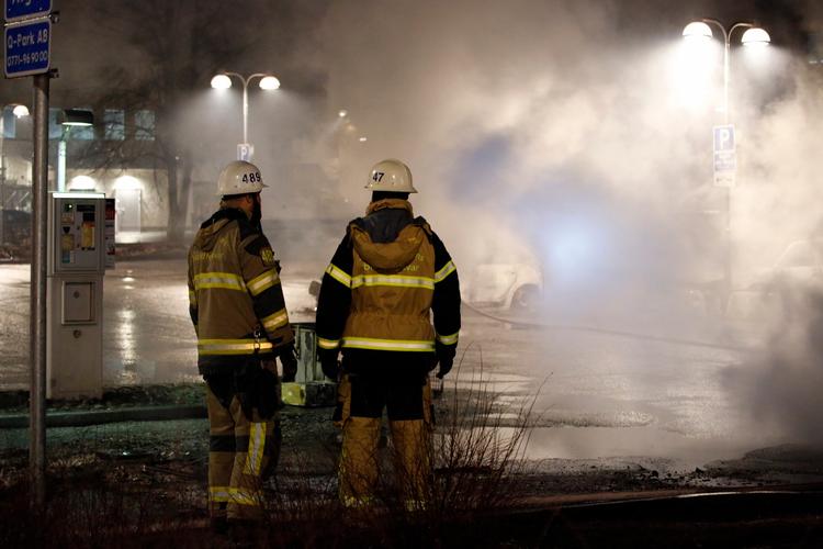 Røgen har nu lagt sig efter mandagens voldsomme konfrontationer i Stockholmforstaden Rinkeby. Nu diskuterer man i de svenske medier, hvad lærdommen skal være.  