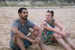 Hannah møder den afslappede surfer-instruktør Poul-Louis på en reportageopgave i Montauk, og får lidt perspektiv på sit verdensbillede (fra serien S6E1). 