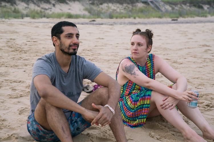 Hannah møder den afslappede surfer-instruktør Poul-Louis på en reportageopgave i Montauk, og får lidt perspektiv på sit verdensbillede (fra serien S6E1). 