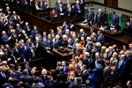 Oppositionen i det polske parlament blokerede i sidste måned adgangen til parlamentets talerstol i protest mod, hvad den opfatter som autoritære tilbøjeligheder i det polske regeringsparti. 
(Photo by Piotr Malecki) 