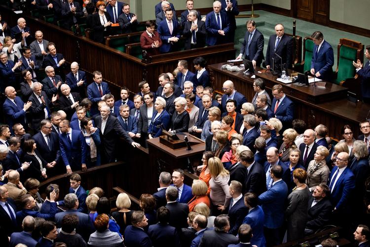 Oppositionen i det polske parlament blokerede i sidste måned adgangen til parlamentets talerstol i protest mod, hvad den opfatter som autoritære tilbøjeligheder i det polske regeringsparti. 
(Photo by Piotr Malecki) 