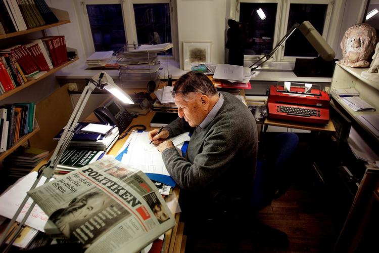 Herbert Pundik på sit 'hummer', efter at hjørnekontoret var blevet overladt til Tøger Seidenfaden. »Jeg savnede ikke privilegierne, for jeg vænnede mig aldrig til dem«. Arkivfoto Finn Frandsen