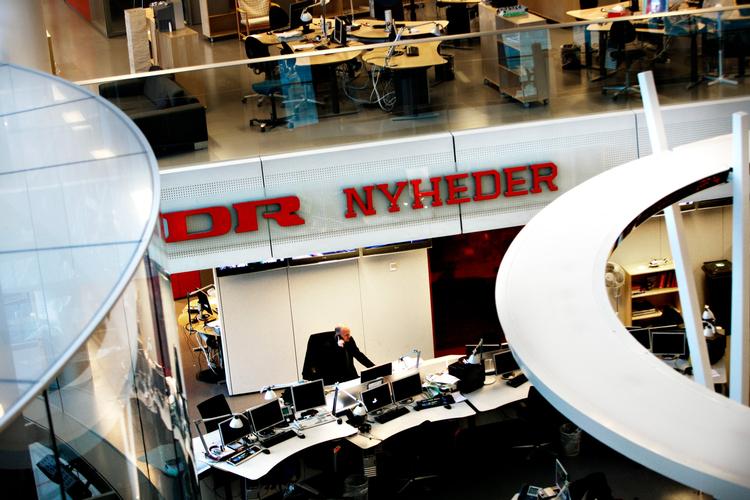 Licens finansierer blandt andet DR. Danmarks Radios nyhedsstudie i DR Byen i Ørestaden. 