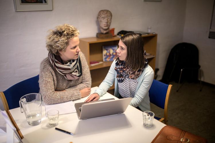 Mentor Iben Thuri Andersen (tv.) støtter Cecilie under specialeskrivningen. Hun hjælper hende blandt andet med ikke at blive stresset alt for tidligt i forløbet. 