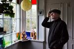 Forfatter Louis Jensen slutter sit livsværk med hundredvis af firkantede indsigter og dybsindige strøtanker. Han får i år lillesøsterprisen til Politikens Litteraturpris, Frit Flet-prisen. 