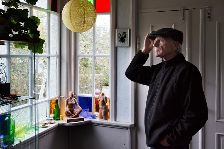 Forfatter Louis Jensen slutter sit livsværk med hundredvis af firkantede indsigter og dybsindige strøtanker. Han får i år lillesøsterprisen til Politikens Litteraturpris, Frit Flet-prisen. 