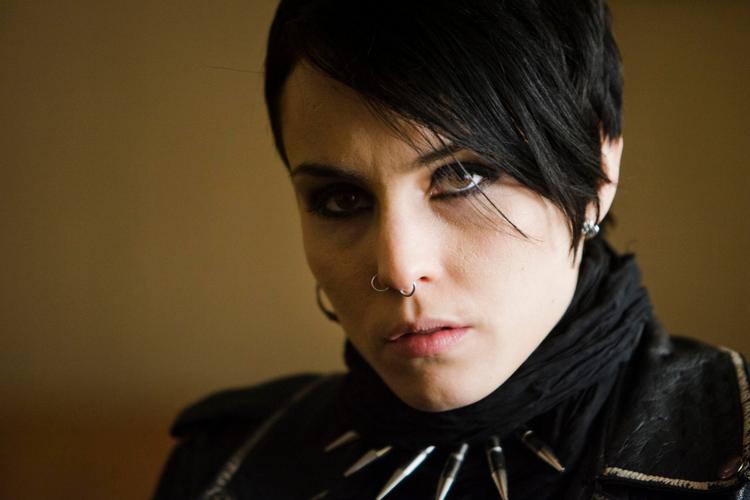 Lisbeth Salander i skikkelse af Noomi Rapace.  
