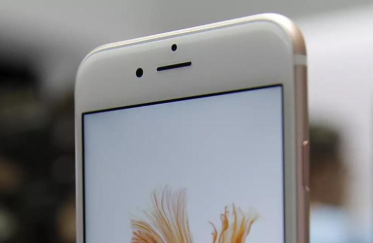 Front-kameraet i den luksus-iPhone, Apple vil lancere til efteråret, kan angiveligt 3D-scanne dit ansigt, så du kan bruge fjæset som kodeord og putte det på avatarer og figurer i spil. 