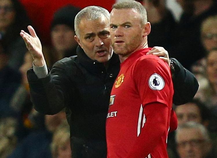  José Mourinho (tv.) har givet Rooney lov til at skifte.  