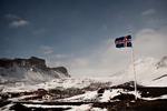 Byen Vik ligger for foden af vulkanen Katla på Island. I sin nye roman banker forfatter Ófeigur Sigurdsson liv og glade dage i en gammel islandsk præst, så blækket sprutter om kap med vulkanen, siger Politikens litteraturkritiker Lise Garsdal. 