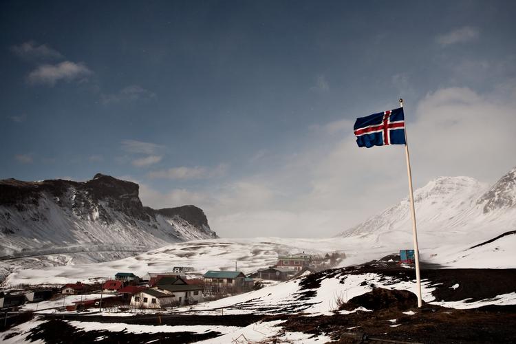 Byen Vik ligger for foden af vulkanen Katla på Island. I sin nye roman banker forfatter Ófeigur Sigurdsson liv og glade dage i en gammel islandsk præst, så blækket sprutter om kap med vulkanen, siger Politikens litteraturkritiker Lise Garsdal. 