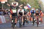 Mark Cavendiish jubler, mens André Greipel må konstatere, at han på andenpladsen er slået med en længde. Foto: ANSA-Peri/Bazzi. 