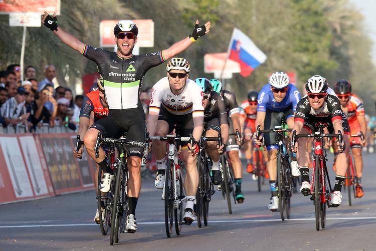Mark Cavendiish jubler, mens André Greipel må konstatere, at han på andenpladsen er slået med en længde. Foto: ANSA-Peri/Bazzi. 
