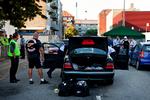 Politiet og Skat visiterer medlemmer af Hells Angels, som er på vej til fest på Svanevej. 