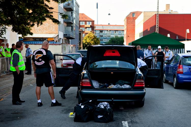 Politiet og Skat visiterer medlemmer af Hells Angels, som er på vej til fest på Svanevej. 