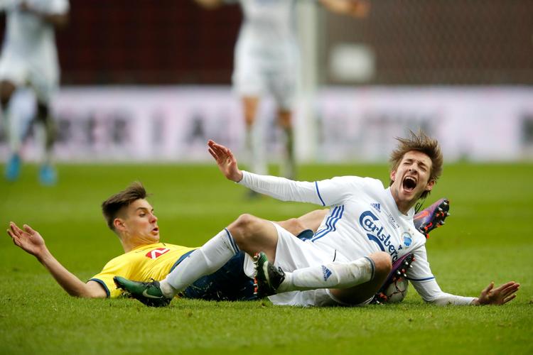 Ståle Solbakken er yderst tilfreds med Rasmus Falk og siger, at »Rasmus har været mere stabil i præstationerne, end vi havde forventet. Men han er også blevet godt uddannet og udviklet hos Kent Nielsen i OB«. 