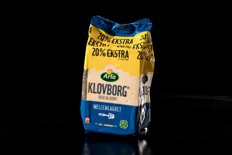 Klovborg-osten har været solgt med denne indpakning i et år. Mandag sagde Arla, at Politikens journalist skulle være dygtig, hvis han kunne finde en i et supermarked. Det krævede kun ét forsøg. 
