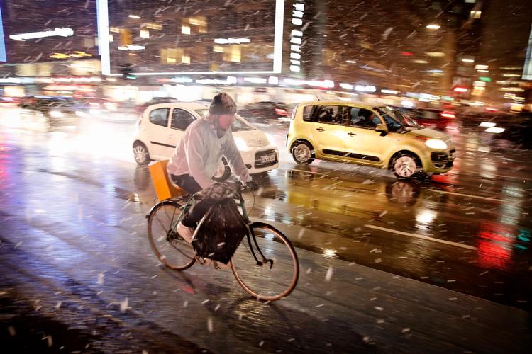 Sådan ser det ud på Rådhuspladsen i København ved 18-tiden, hvor vi venter på sneen, der er begyndt i den i den vestlige del af landet.  