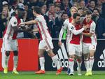 Efter 81 minutter blev Kasper Dolberg (i baggrunden) skiftet ud mod Legia, men da han Nick Viergever (nr. 2 fra venstre) scoret sejrsmålet for Ajax. 