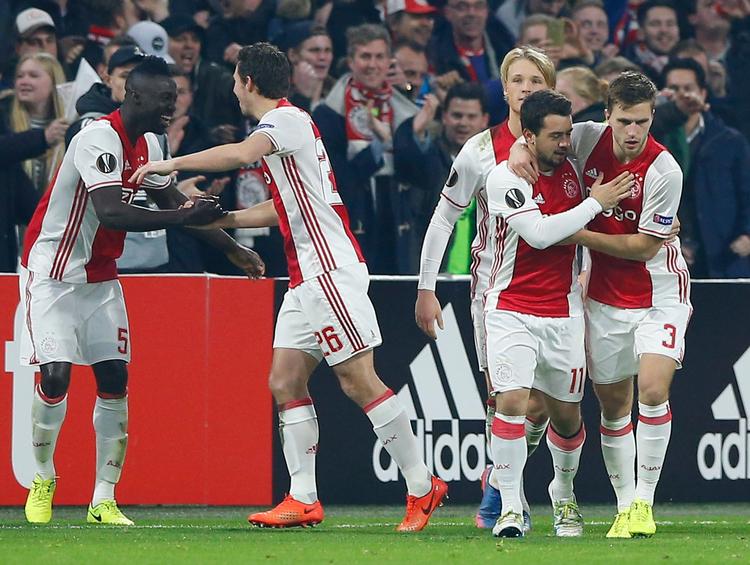 Efter 81 minutter blev Kasper Dolberg (i baggrunden) skiftet ud mod Legia, men da han Nick Viergever (nr. 2 fra venstre) scoret sejrsmålet for Ajax. 