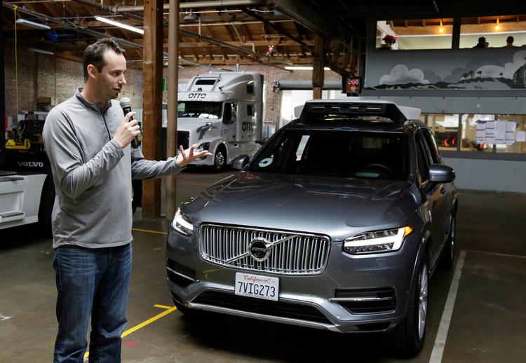 FILE - 
En af Apples konkurrenter inden for selvkørende teknologi er kørselstjenesten Uber. Her fortæller Anthony Levandowski, leder af Ubers projekt for selvkørende biler, om projektet.
(AP Photo/Eric Risberg, File) 