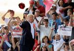 Bølgegang. Når Donald Trump møder vælgerne som i lørdags i Florida er det ikke kun lutter smil og jubel. Den anspændte stemning i landet stikker dybere og har senest ført til, at to passagerer blev sat af et fly.
 (AP Photo/Chris O'Meara) Chris O'Meara/AP
