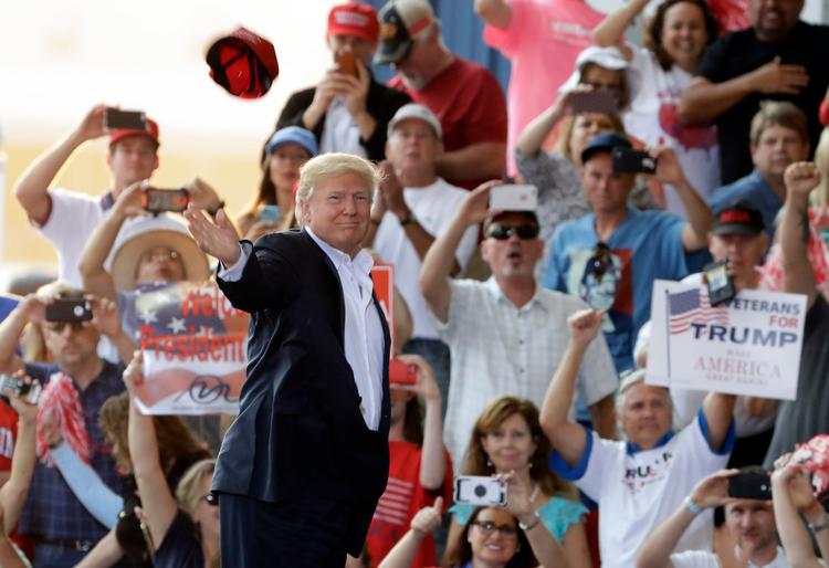 Bølgegang. Når Donald Trump møder vælgerne som i lørdags i Florida er det ikke kun lutter smil og jubel. Den anspændte stemning i landet stikker dybere og har senest ført til, at to passagerer blev sat af et fly.
 (AP Photo/Chris O'Meara) Chris O'Meara/AP