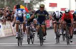 Caleb Ewan ligner en vinder, men jubler for tidligt, og det er Marcel Kittel med bøjet hoved, der har presset cyklen først over stregen, mens Mark Cavendish i den røde førertrøje ender på tredjepladsen. Foto: ANSA-Peri/Bazzi. 