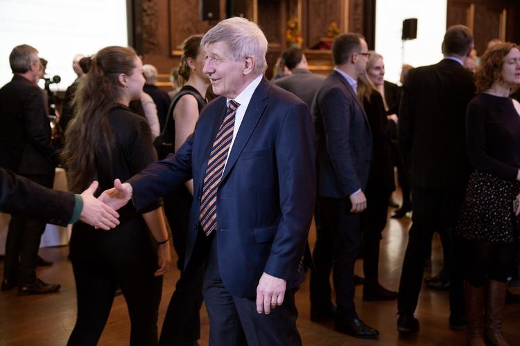 Ralf Hemmingsen stopper som rektor på københavns Universitet med en meget besøgt afskedsreception.
 