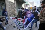 Under urolighederne fredag blev der også demonstreret i Hebron mod USA's præsident, Donald Trump. Han har bebudet stærkt støtte til Israel. 