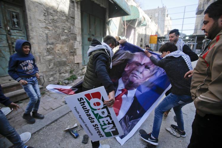 Under urolighederne fredag blev der også demonstreret i Hebron mod USA's præsident, Donald Trump. Han har bebudet stærkt støtte til Israel. 