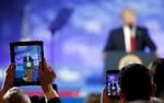 En tilskuer optager Donald Trumps tale ved den konservative CPAC-konference i en forstad til Washington.  
