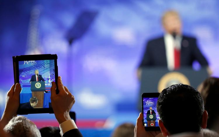 En tilskuer optager Donald Trumps tale ved den konservative CPAC-konference i en forstad til Washington.  