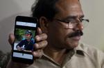 Jaganmohan Reddys søn, som ses på telefonen, overlevede en skudepisode onsdag aften på en bar i Kansas. Angrebet, der blev udført af en 51-årig hvid mand, kostede til gengæld hans kammerat, Srinivas Kuchibhotla, livet. På et pressemøde opfordrede Jaganmohan Reddy alle indere til at holde deres børn hjemme fra USA.   