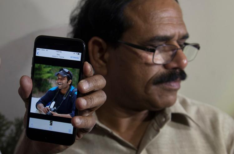 Jaganmohan Reddys søn, som ses på telefonen, overlevede en skudepisode onsdag aften på en bar i Kansas. Angrebet, der blev udført af en 51-årig hvid mand, kostede til gengæld hans kammerat, Srinivas Kuchibhotla, livet. På et pressemøde opfordrede Jaganmohan Reddy alle indere til at holde deres børn hjemme fra USA.   