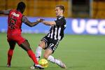 Islændingen Hallur Hansson (th) bragte AC Horsens foran i hjemmeholdets gode periode i starten af kampen mod OB.  